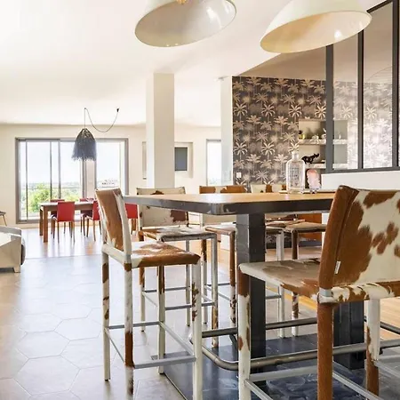 Дом отдыха Elegante Maison A : Piscine Chauffee, Jardin Arbore, Terrasse Et Climatisation - Fr-1-489-494 Виши